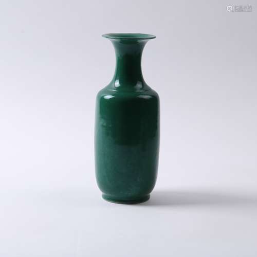 A GREEN GLAZED VASE QING DYNASTY