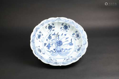 A BLUE AND WHITE LOTUS BOUQUET DISH