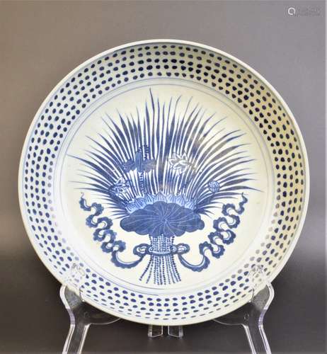 A BLUE AND WHITE PLATE QING DYNASTY