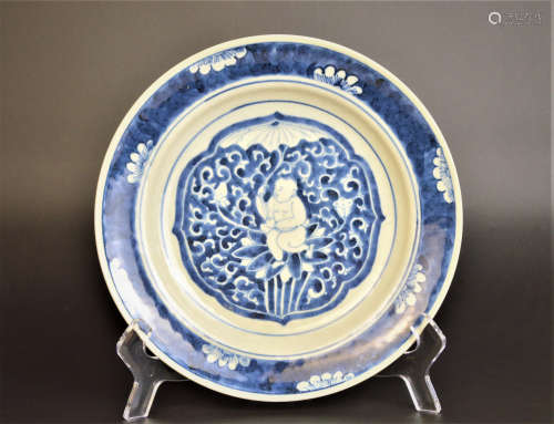 A BLUE AND WHITE PLATE QING DYNASTY