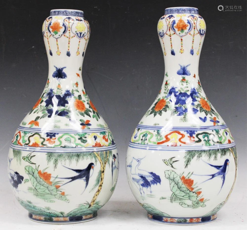 PAIR OF CHINESE PORCELAIN GOURD SHAP…