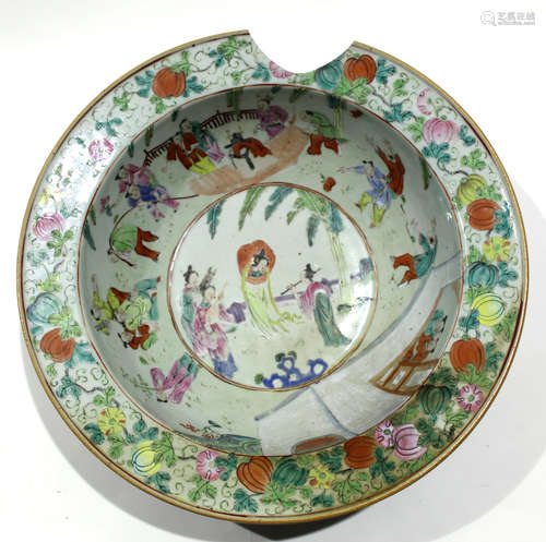 Large 19th century Chinese export porcelain bowl with famille rose decoration of Chinese figures