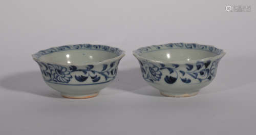 PAIR BLUE AND WHITE CUPS MING DYNASTY