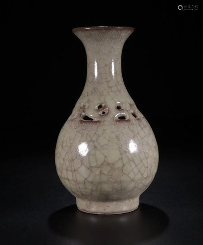 A CHINESE GE TYPE GLAZED VASE, SONG DY…