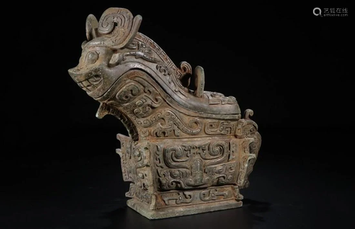 A CHINESE ARCHAIC BRONZE VESSE…