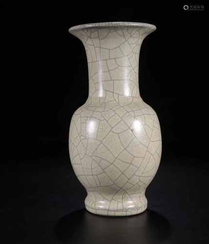 A CHINESE GE TYPE GLAZED VASE, SONG DY…