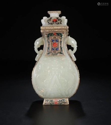 A CHINESE WHITE JADE VASE, QING DYNASTY