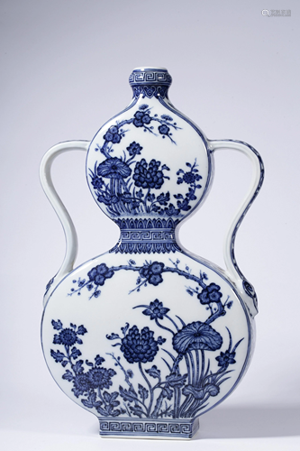 A CHINESE BLUE AND WHITE VASE, QING …