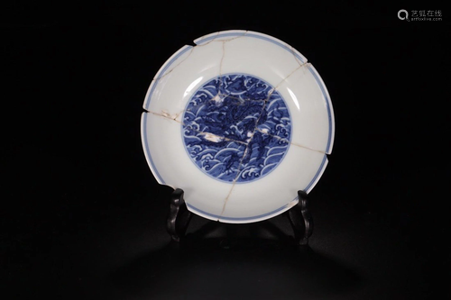 A CHINESE BLUE AND WHITE DISH PLATE …