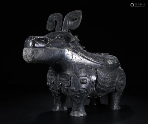 A CHINESE ARCHAIC BRONZE GON…