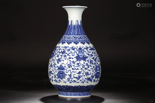 A CHINESE BLUE AND WHITE FLORAL VASE…