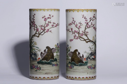 A PAIR OF CHINESE FAMILLE ROSE HAT STAND