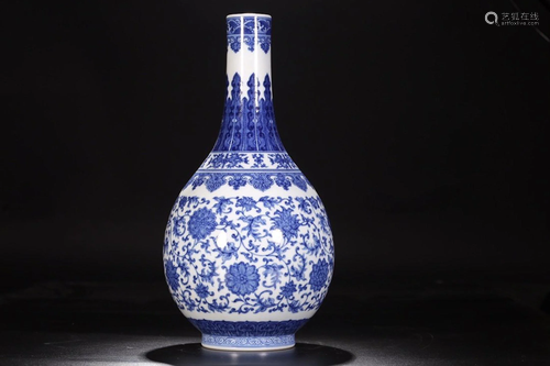 A CHINESE BLUE AND WHITE FLORAL VASE…