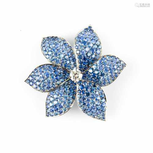 Brooch in the shape of a flowerHornemann, 750 white gold, set with a central diamond, approx. 1.00