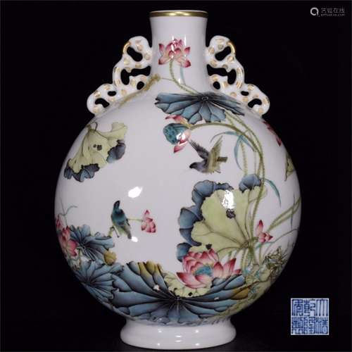 A Chinese Enamel Glazed Porcelain Vase