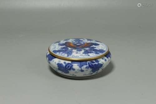 A Chinese Dou-Cai Glazed Porcelain Ink-Pad Box with Cover