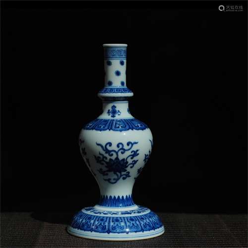 A Chinese Blue and White Porcelain Vase