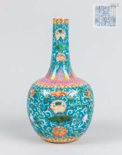 Important 19th Chinese Enameled porcelain Vase