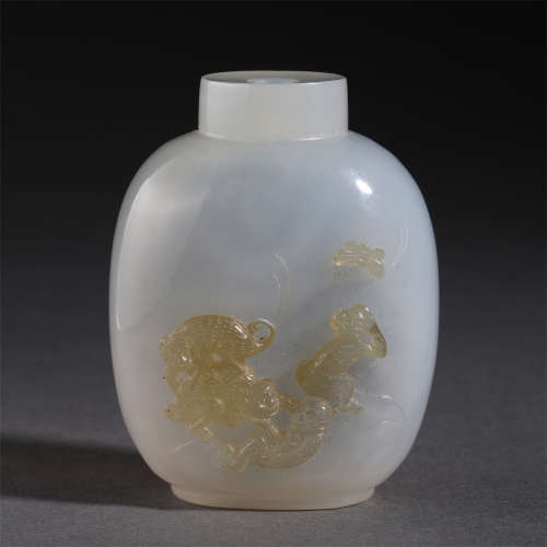 A CHINESE AGATE CARVED MONKEY SNUFF BOTTLE