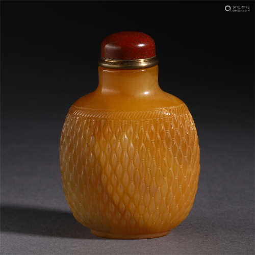 A CHINESE AGATE CARVED SNUFF BOTTLE