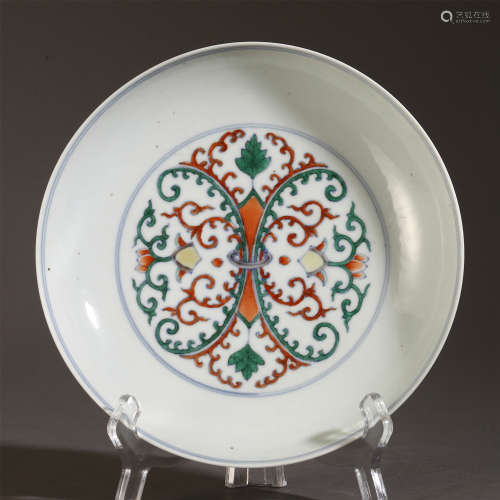 A CHINESE DOUCAI PORCELAIN FLOWER DISH
