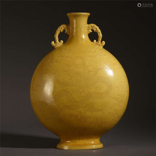 A CHINESE PORCELAIN YELLOW GLAZED MOON FLASK VASE