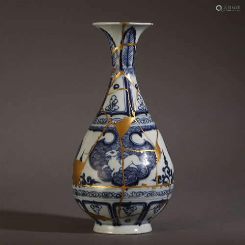 A CHINESE BLUE AND WHITE PORCELAIN BEAST PATTERN VASE