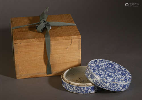 A CHINESE BLUE AND WHITE PORCELAIN FLOWER LIDDED BOX