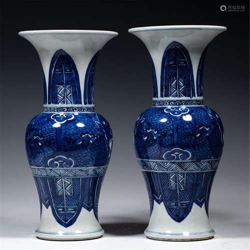 A PAIR OF CHINESE BLUE AND WHITE PORCELAIN VASE