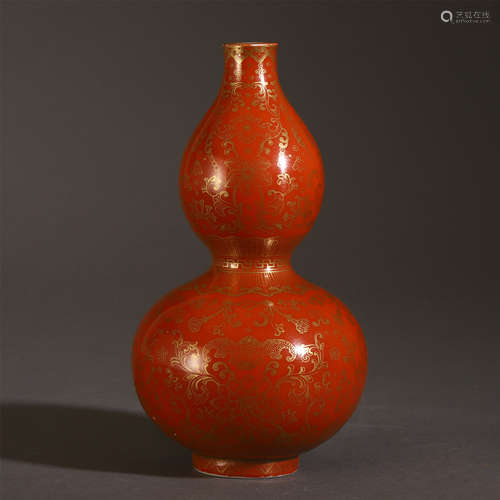 A CHINESE PORCELAIN GILT-DECORATED GOURD VASE