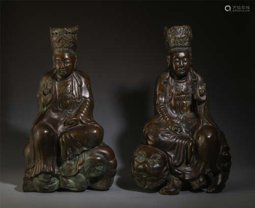 A PAIR OF CHINESE BRONZE CARVED SEATED GUANYIN
