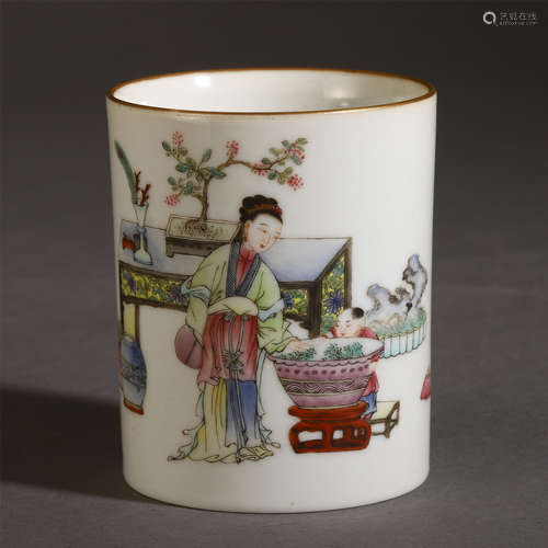 A CHINESE PORCELAIN FAMILLE ROSE FIGURE PATTERN BRUSH POT