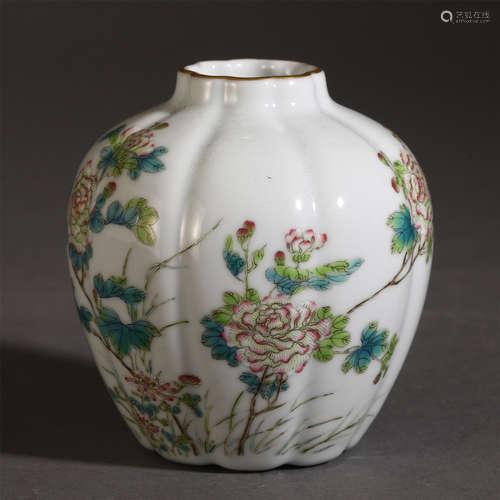 A CHINESE PORCELAIN FAMILLE ROSE FLOWER VASE