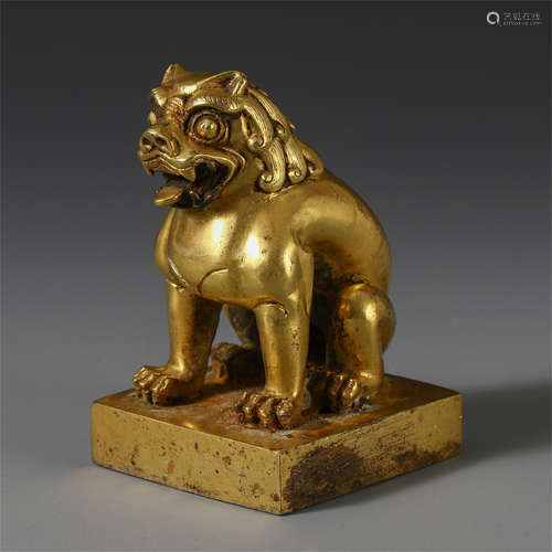 AN UNUSUAL CHINESE GILT BRONZE BEAST SEAL