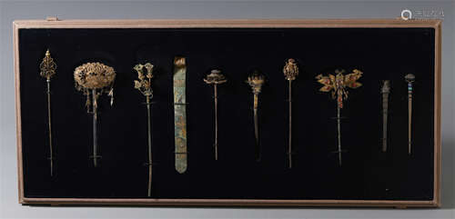 A SET OF CHINESE SILVER GILT CARVED HAIR PIN AND MACHING BOX