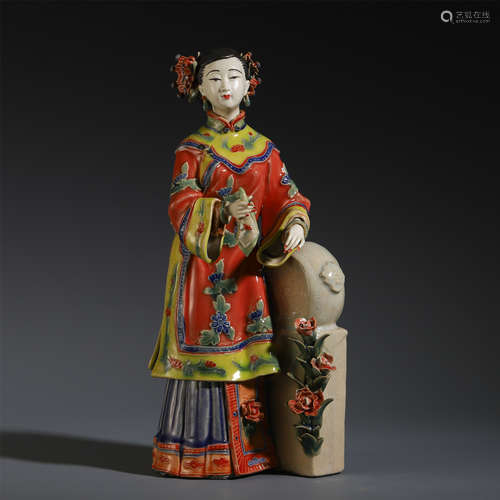 A CHINESE PORCELAIN FAMILLE ROSE FIGURE TABLE ITEM