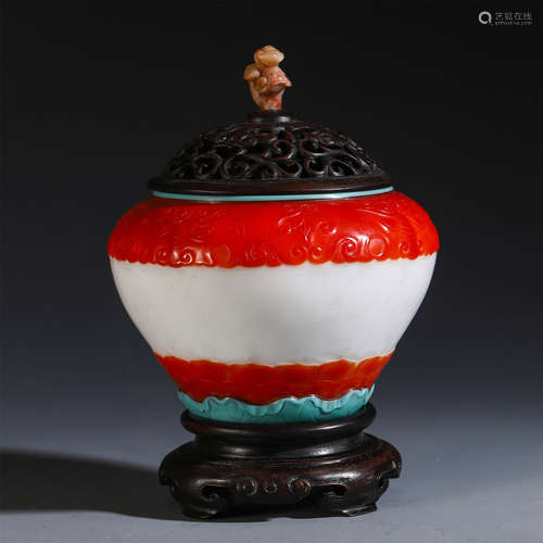 A CHINESE PEKING GLASS CARVED LIDDED JAR