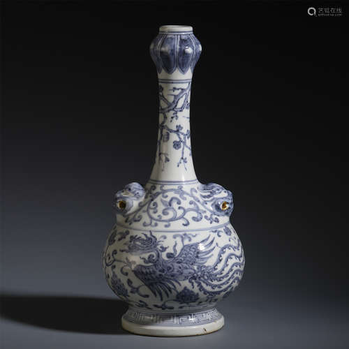 A CHINESE BLUE AND WHITE PORCELAIN PHOENIX PATTERN VASE