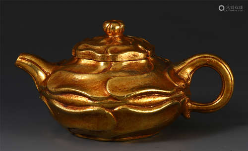 A CHINESE ZISHA CLAY GILT LACQUERED CARVED TEAPOT