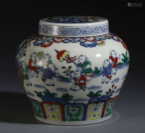 A CHINESE WUCAI PORCELAIN FIGURE AND STORY LIDDED JAR