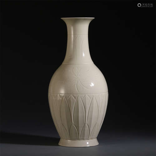 A CHINESE PORCELAIN WHITE GLAZED CARVED FLOWER VASE