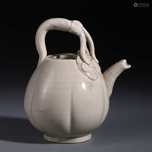 A CHINESE PORCELAIN WHITE GLAZED KETTLE