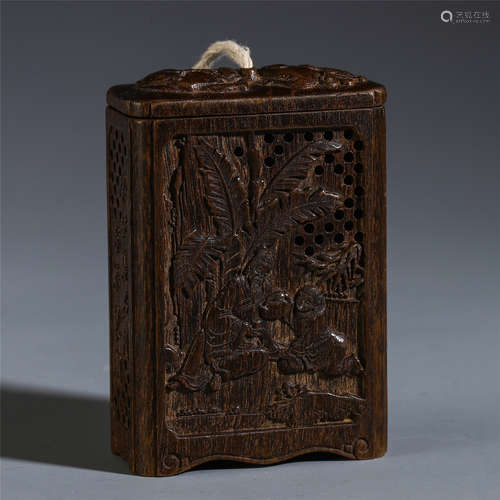 AN ANCIENT CHINESE AGALWOOD CARVED FIGURE BOX