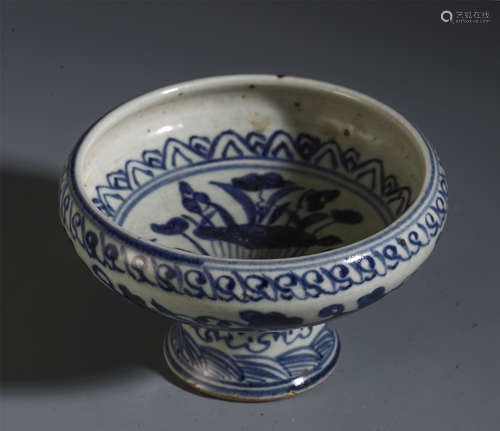 A CHINESE BLUE AND WHITE PORCELAIN FLOWER STEM BOWL