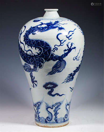 CHINESE BLUE AND WHITE PORCELAIN DRAGON PATTERN MEIPING VASE