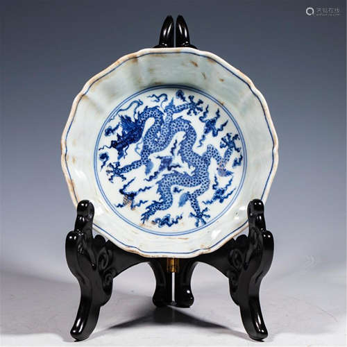 AN ANCIENT CHINESE BLUE AND WHITE PORCELAIN DRAGON VIEWS PLATE