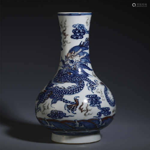 A CHINESE BLUE AND WHITE PORCELAIN DRAGON PATTERN VASE