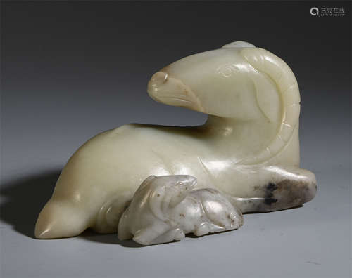 A CHINESE BEAST MOTHER AND SON JADE TABLE ITEM