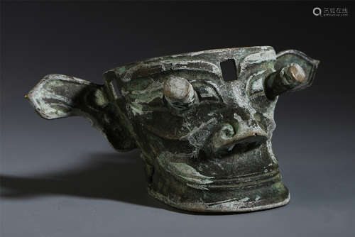 A CHINESE ANCIENT BRONZE CARVED BEAST MASK