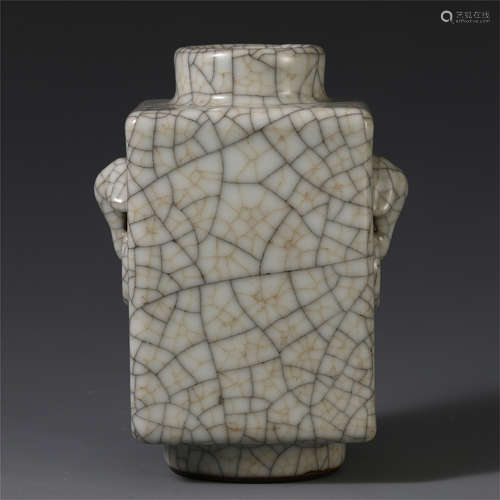 A CHINESE PORCELAIN CRACKED GLAZE DOUBLE HANDLE SQUARE VASE